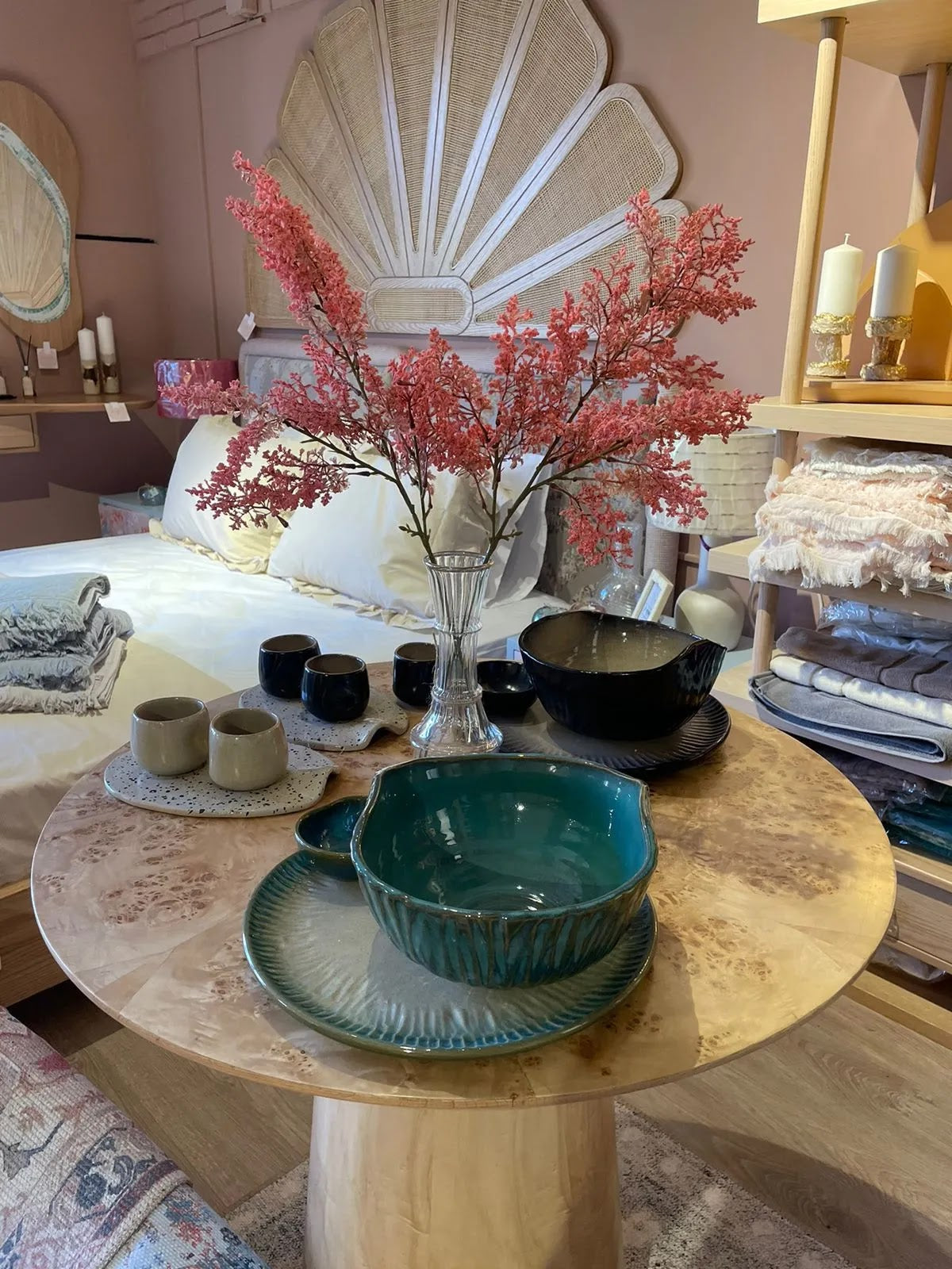 rounded-dining-table