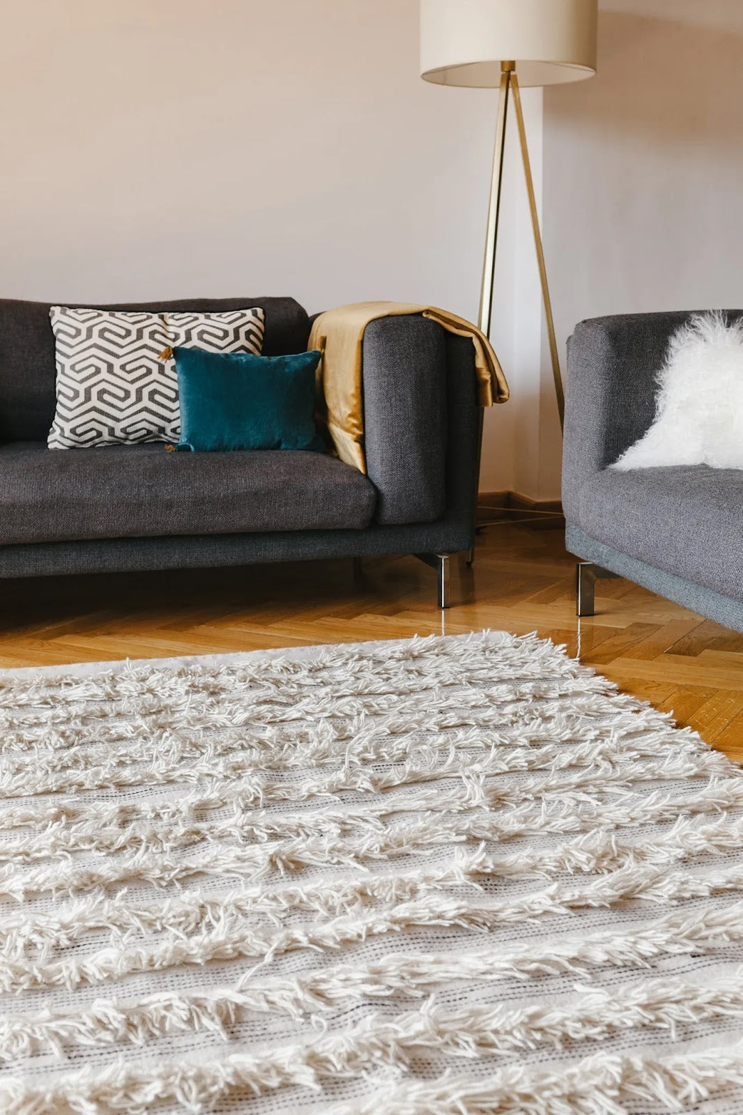 white-fringe-rug