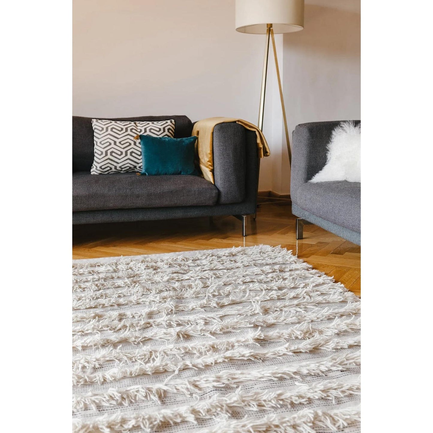 white-fringe-rug