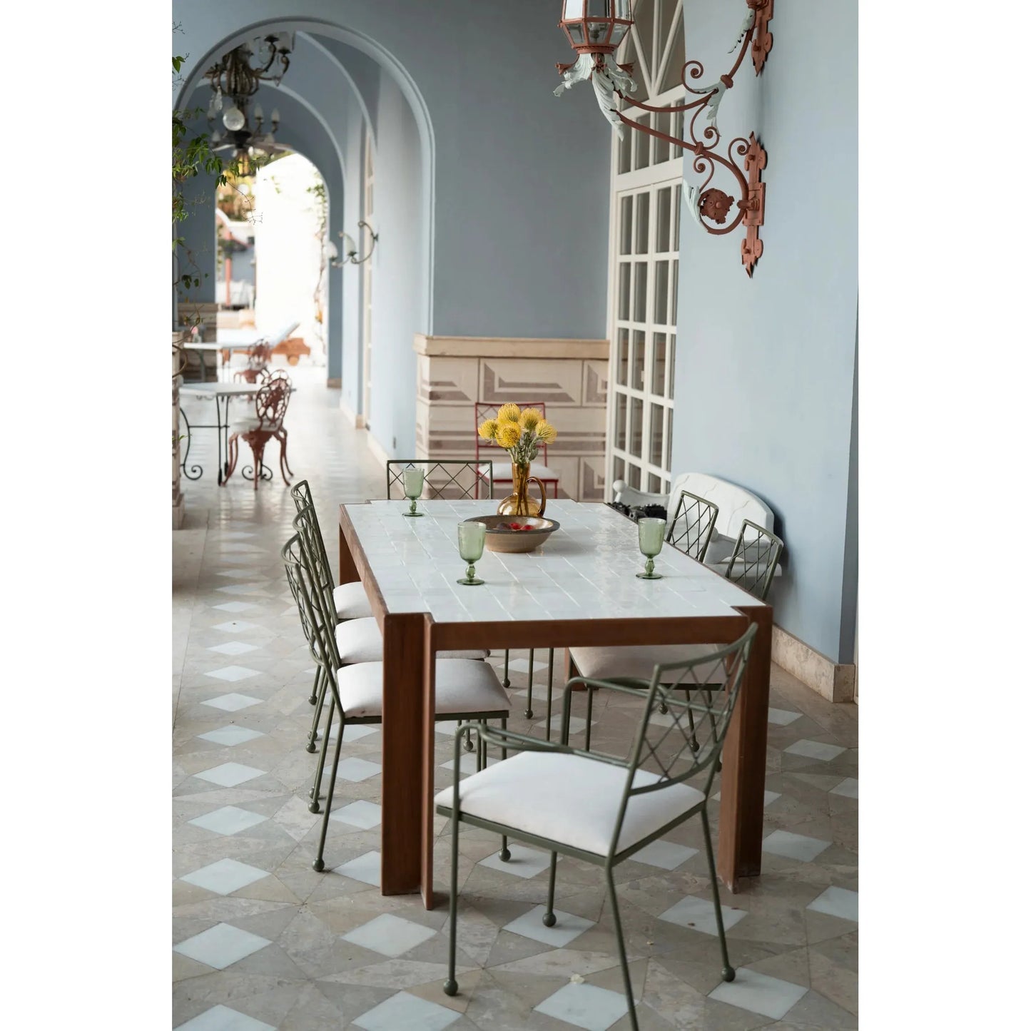 Canisse Table