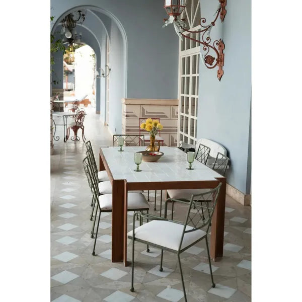 Canisse Table