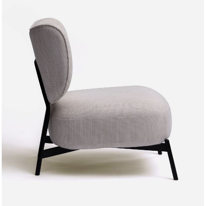 Mobi Chair - C REALITY- The Mob Collective