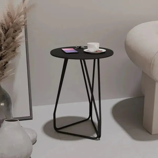 Stratto – Sculptural Metal Side Table